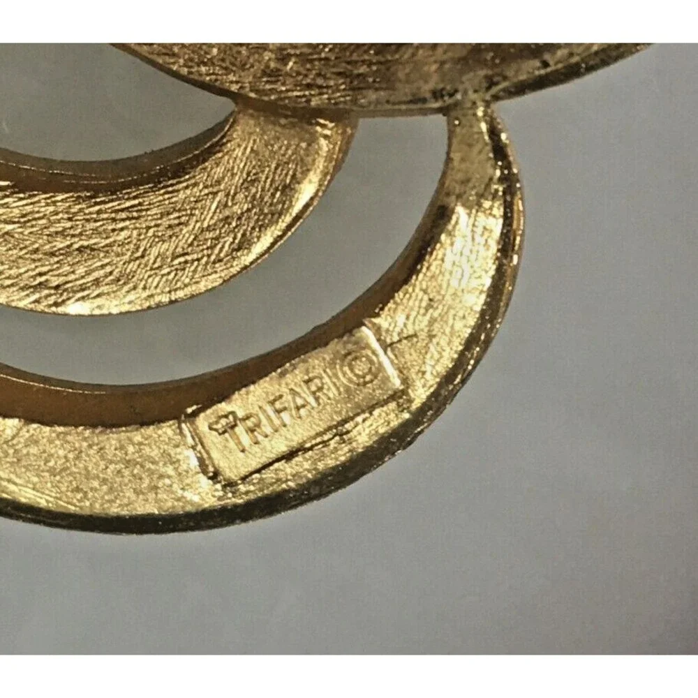 Vintage Trifari Signed Lovers Knot Brooch Pin Brushed Gold Plated Celtic Knot